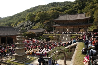 publikbild från 2008 års fredskonsert vid Hwaeomsa Buddist tempel i Sydkorea